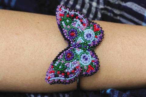 фото: вышитое бисером украшение Бабочка браслет