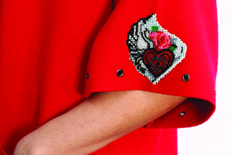 фото: вышитое бисером украшение Паттернхолст Тайны сердца на платье