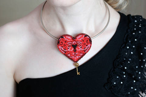 фото: вышитое бисером украшение Красное сердце подвеска