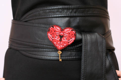 фото: вышитое бисером украшение Красное сердце на поясе