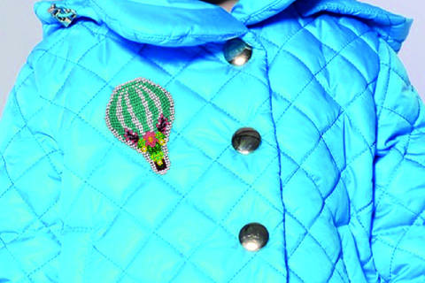 фото: вышитое бисером украшение Паттернхолст Воздушный шар на куртке