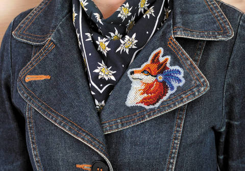фото: вышитое бисером украшение Паттернхолст Лисичка на куртке
