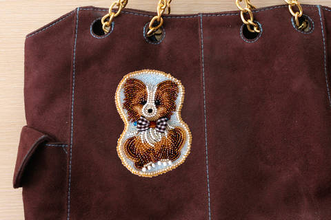 фото: вышитое бисером украшение Паттернхолст Собачка на сумке
