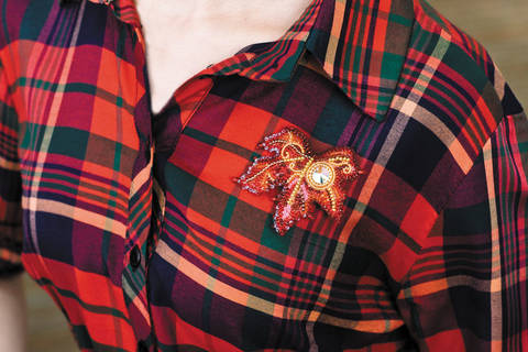 фото: брошь, вышитая бисером, Осенний лист на рубашке