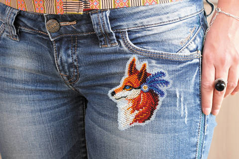 фото: вышитое бисером украшение Паттернхолст Лисичка на джинсах