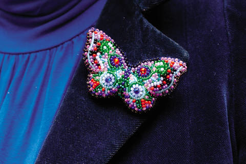 фото: вышитое бисером украшение Бабочка в деловом стиле