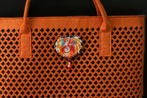 фото: вышитое украшение Дракон на сумке