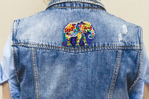 фото: украшение Паттернхолст Слон, вышитое бисером на куртке