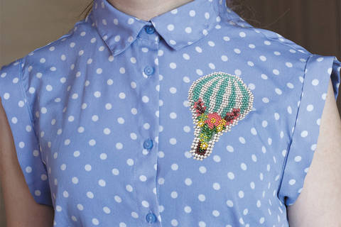 фото: вышитое бисером украшение Паттернхолст Воздушный шар на блузке