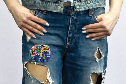 фото: украшение Паттернхолст Слон, вышитое бисером на джинсах
