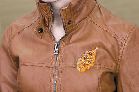фото: вышитое украшение Дубовый листочек на куртке