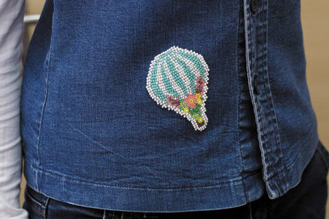 фото: вышитое бисером украшение Паттернхолст Воздушный шар на рубашке