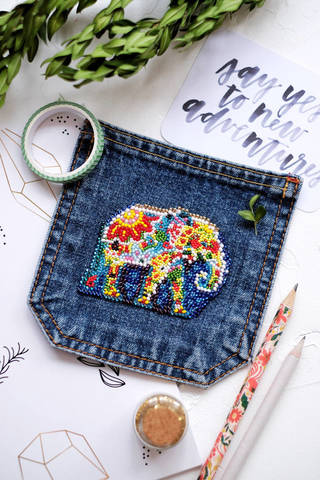 фото: украшение Паттернхолст Слон, вышитое бисером на кармане