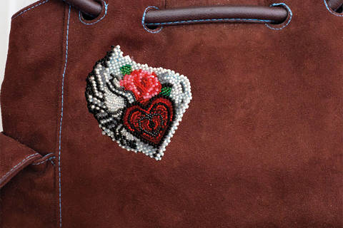 фото: вышитое бисером украшение Паттернхолст Тайны сердца на сумке