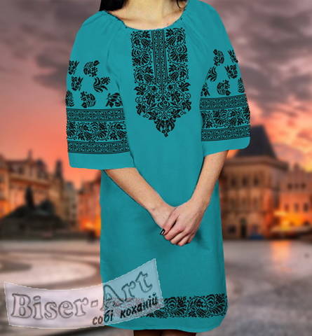 фото: вышитое бисером женское платье, ткань изумрудный габардин