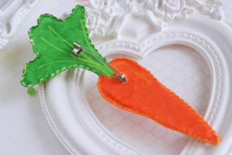 фото2: украшение, вышитое бисером на велюре, Гламурная морковка