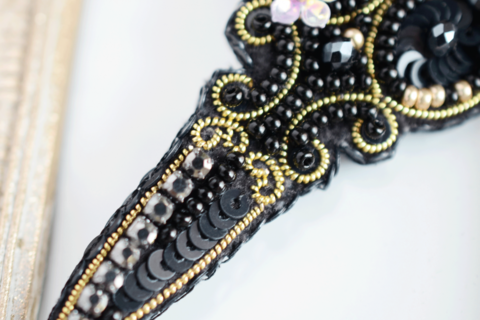 фото: украшение, вышитое бисером на велюре, Черные ножницы