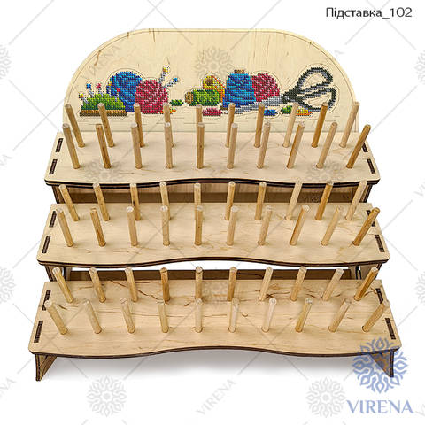 фото1: деревянная подставка для катушек, украшенная вышивкой бисером или нитками