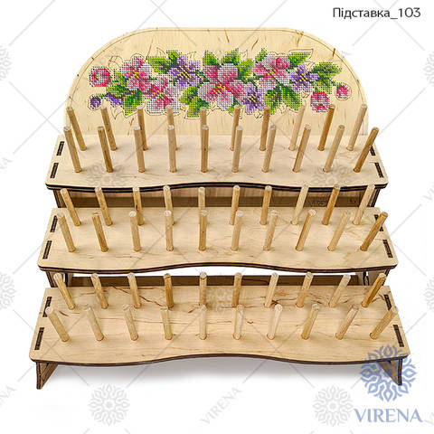 фото1: деревянная подставка для катушек, украшенная вышивкой бисером или нитками