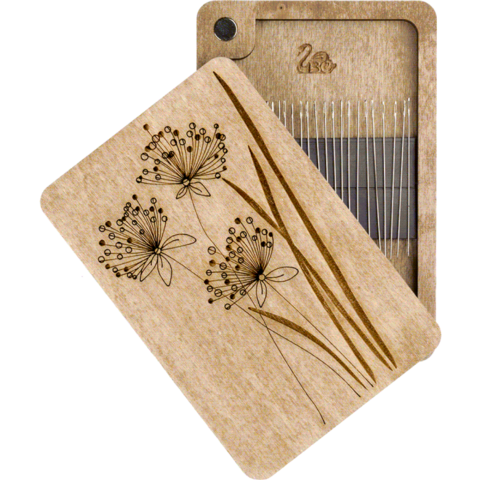фото: деревянная шкатулка-игольница для рукоделия