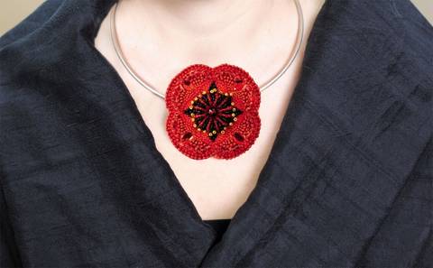 фото: вышитое украшение Красный цветок маки
