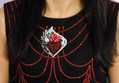 фото: вышитое бисером украшение Паттернхолст Тайны сердца на платье