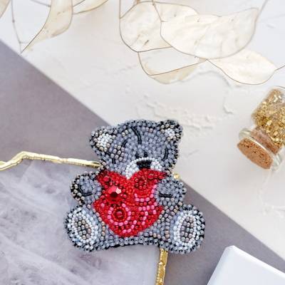 фото: украшение, вышитое бисером, Влюбленный мишка
