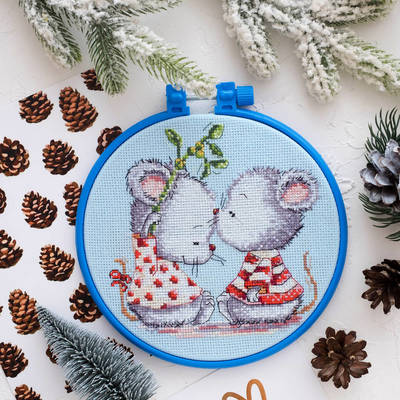 фото: картина для вышивки крестиком на декоративных пяльцах Влюбленные мышата