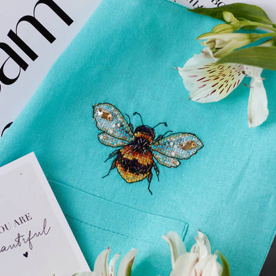 фото: вышивка крестиком на одежде Золотая пчёлка