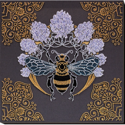 фото: картина вышитая бисером Пчела в клевере