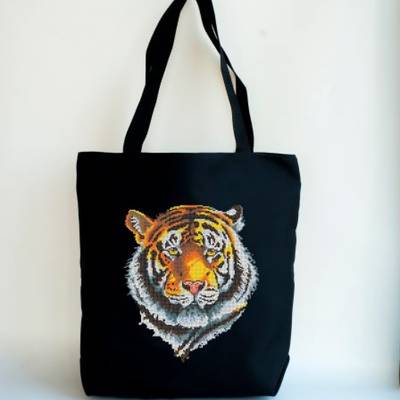 фото: сшитая сумка для вышивки бисером или нитками Тигр