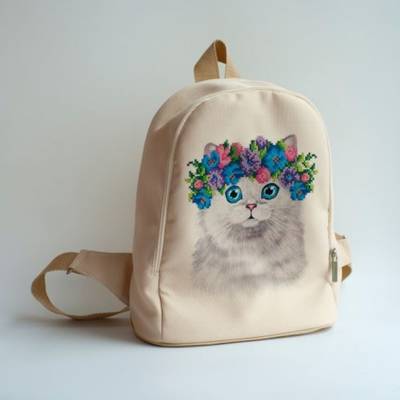 фото: сшитый рюкзак для вышивки бисером или нитками Котик в венке