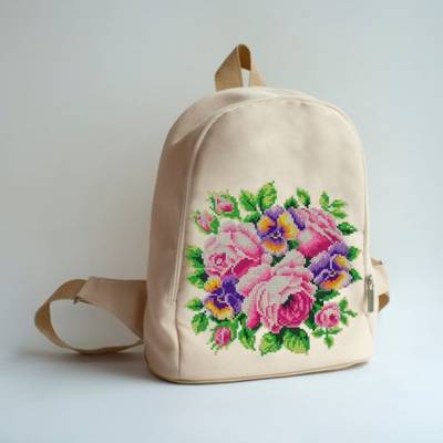 фото: сшитый рюкзак для вышивки бисером или нитками Розы и анютины глазки