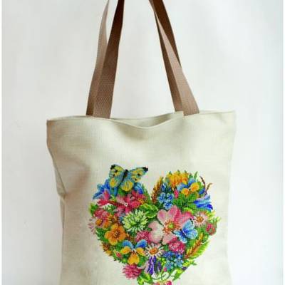 фото: сшитая сумка для вышивки бисером или нитками Цветочное сердце №1