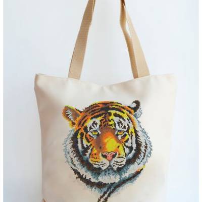 фото: сшитая сумка для вышивки бисером или нитками Тигр