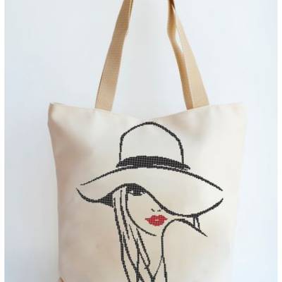 фото: сшитая сумка для вышивки бисером или нитками Девушка в шляпе