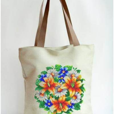 фото: сшитая сумка для вышивки бисером или нитками Лилии и ромашки