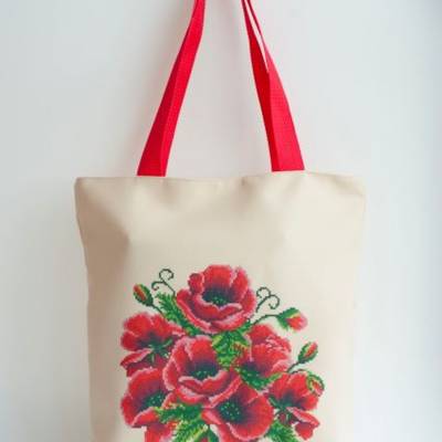 фото: сшитая сумка для вышивки бисером или нитками Маки красные