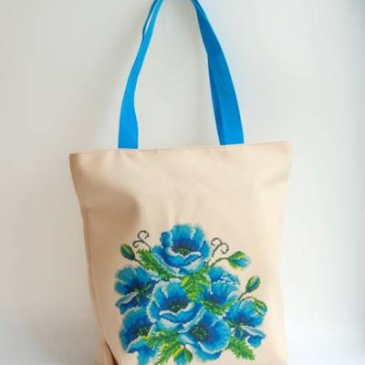 фото: сшитая сумка для вышивки бисером или нитками Маки синие