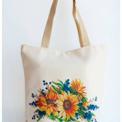 фото: сшитая сумка для вышивки бисером или нитками Подсолнухи с синими ягодами