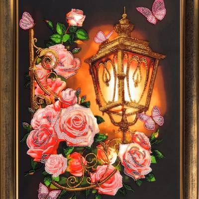 фото: картина, вышитая бисером Розовый фонарь