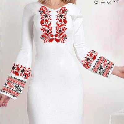 фото: белое женское платье с вышитым орнаментом