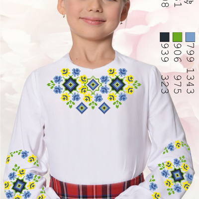 фото: вышитая бисером и сшитая из заготовки блузка для девочки