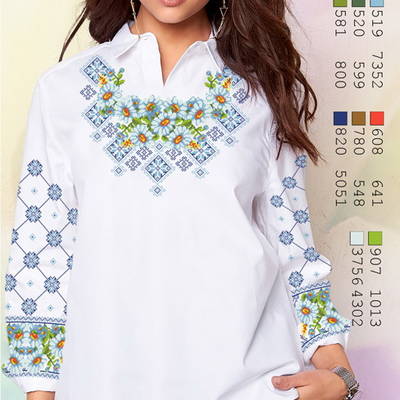 фото: белая блуза (заготовка) с вышивкой ромашки и голубой геометрический орнамент