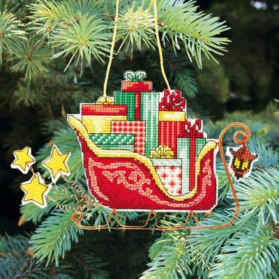 фото: новогоднее украшение для вышивки крестом Сани Деда Мороза