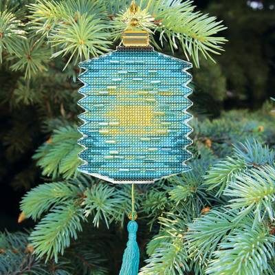 фото: ёлочное украшение, вышитое крестиком на пластиковой канве, фонарик
