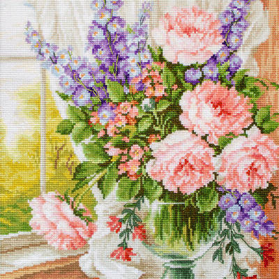 фото: картина для вышивки крестиком Цветы у окна