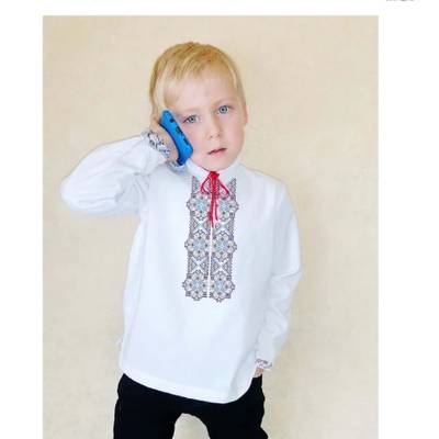 фото: сорочка для мальчика, вышитая бисером