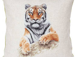 фото: подушка, вышитая крестом Тигр