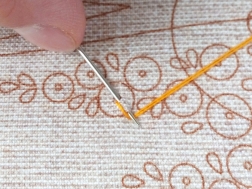 Фото начала процесса вышивки нитками обмёточного шва
